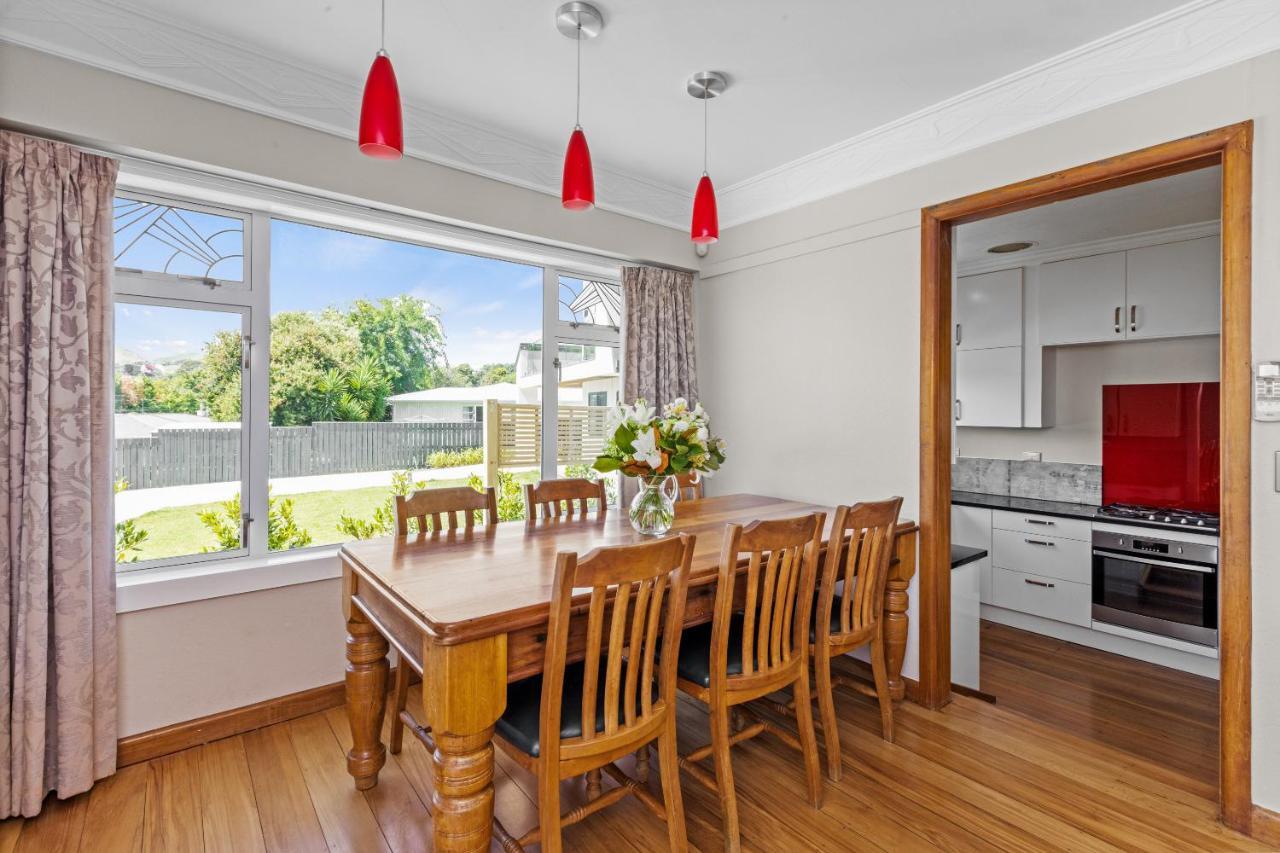Live Large In The Village Havelock North Bagian luar foto