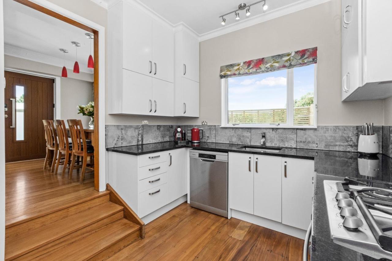 Live Large In The Village Havelock North Bagian luar foto