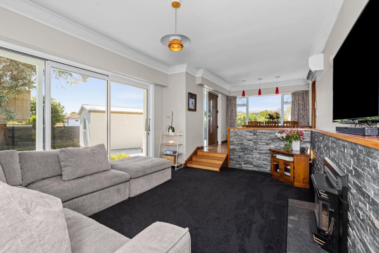 Live Large In The Village Havelock North Bagian luar foto