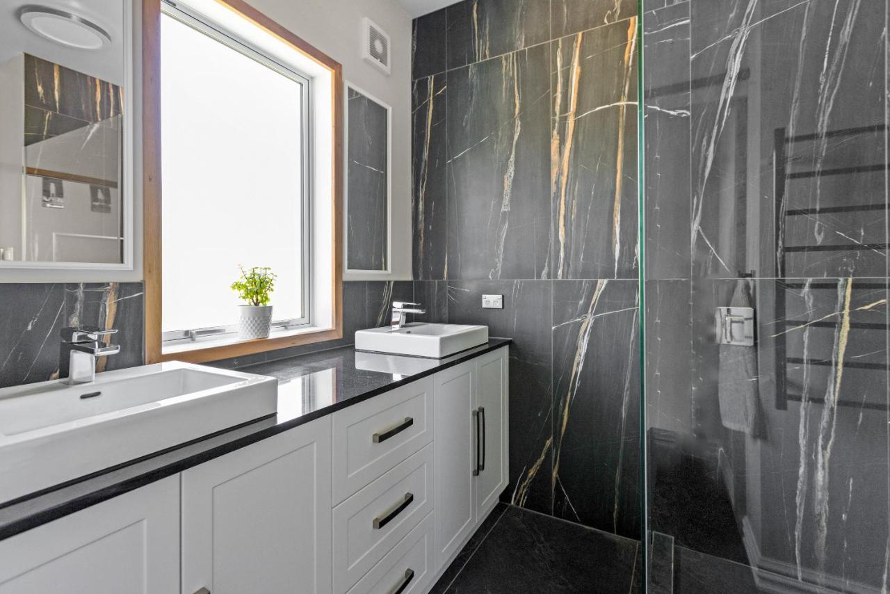 Live Large In The Village Havelock North Bagian luar foto
