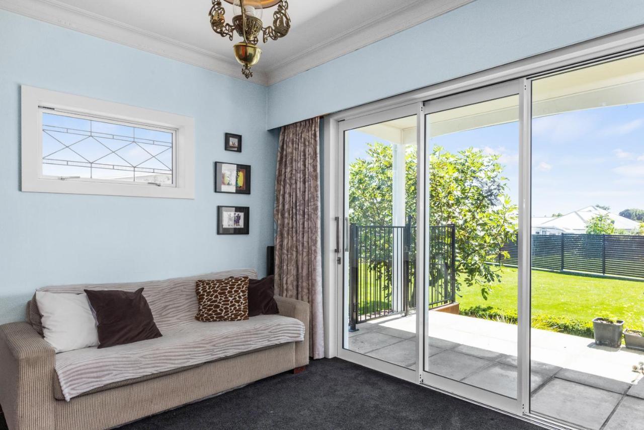 Live Large In The Village Havelock North Bagian luar foto