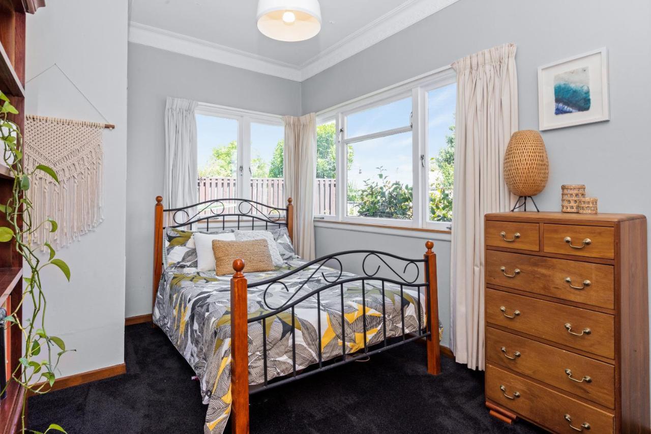 Live Large In The Village Havelock North Bagian luar foto