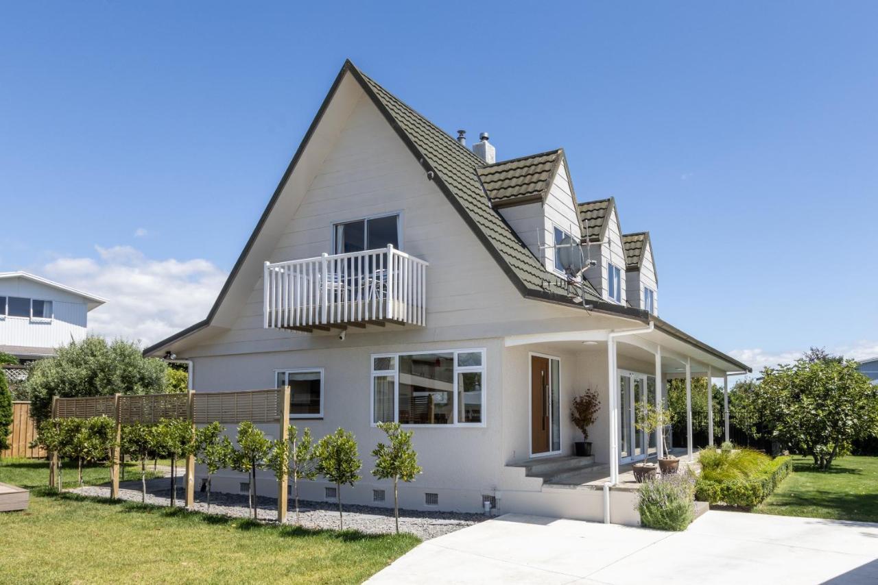 Live Large In The Village Havelock North Bagian luar foto