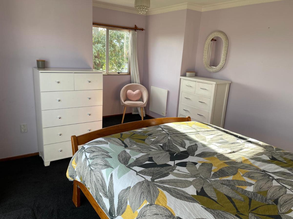 Live Large In The Village Havelock North Bagian luar foto